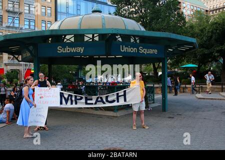 Dutzende von Demonstranten sammelten sich nach dem Rücktritt von Gouverneur Ricardo A. Rosselló von Puerto Rico am 24. JULI 2019 auf dem Union Square in Manhattan in New Stockfoto