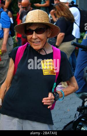 Dutzende von Demonstranten sammelten sich nach dem Rücktritt von Gouverneur Ricardo A. Rosselló von Puerto Rico am 24. JULI 2019 auf dem Union Square in Manhattan in New Stockfoto