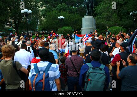 Dutzende von Demonstranten sammelten sich nach dem Rücktritt von Gouverneur Ricardo A. Rosselló von Puerto Rico am 24. JULI 2019 auf dem Union Square in Manhattan in New Stockfoto