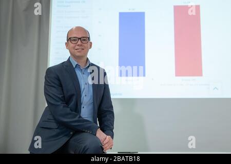 Nürnberg, Deutschland. März 2020. Thorsten Brehm, Spitzenkandidat der SPD für das Oberbürgermeister-Amt in Nürnberg, wartet auf die ersten Ergebnisse der Landtagswahlen für die Kommunalwahlen. Nach Angaben des Innenministeriums werden es insgesamt etwa 750 Stichwahlen geben, darunter 16 Lord Mayors und 18 Landesräten. Aufgrund der sich verschärfenden Coronavirus-Krise hat die Landesregierung für die zweite Runde komplett auf Briefwahl umgestellt. Einzelne Kommunen haben angekündigt, erst am Montag mit der Zählung zu beginnen. Kredit: Dpa-Bild Stockfoto