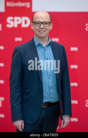 Nürnberg, Deutschland. März 2020. Thorsten Brehm, Spitzenkandidat der SPD für das Oberbürgermeister-Amt in Nürnberg, wartet auf die ersten Ergebnisse der Landtagswahlen für die Kommunalwahlen. Nach Angaben des Innenministeriums werden es insgesamt etwa 750 Stichwahlen geben, darunter 16 Lord Mayors und 18 Landesräten. Aufgrund der sich verschärfenden Coronavirus-Krise hat die Landesregierung für die zweite Runde komplett auf Briefwahl umgestellt. Einzelne Kommunen haben angekündigt, erst am Montag mit der Zählung zu beginnen. Kredit: Dpa-Bild Stockfoto