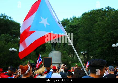 Dutzende von Demonstranten sammelten sich nach dem Rücktritt von Gouverneur Ricardo A. Rosselló von Puerto Rico am 24. JULI 2019 auf dem Union Square in Manhattan in New Stockfoto