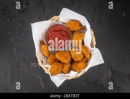 Hausgemachte Huhn Nuggets auf Vintage-Hintergrund (selektiver Fokus; Nahaufnahme) Stockfoto