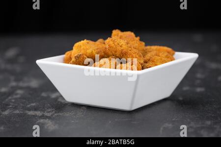 Hausgemachte Huhn Nuggets auf Vintage-Hintergrund (selektiver Fokus; Nahaufnahme) Stockfoto