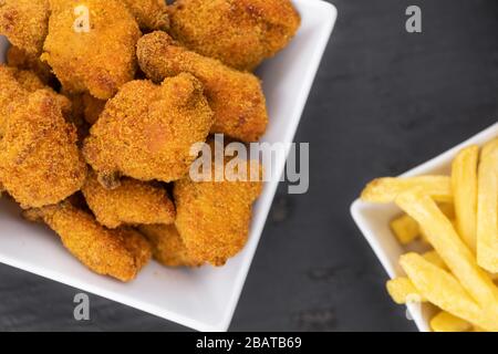 Hausgemachte Huhn Nuggets auf Vintage-Hintergrund (selektiver Fokus; Nahaufnahme) Stockfoto