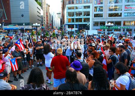 Dutzende von Demonstranten sammelten sich nach dem Rücktritt von Gouverneur Ricardo A. Rosselló von Puerto Rico am 24. JULI 2019 auf dem Union Square in Manhattan in New Stockfoto