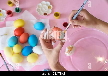 Hand malt an Ostern ein Hühnerei Stockfoto