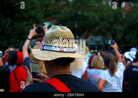 Dutzende von Demonstranten sammelten sich nach dem Rücktritt von Gouverneur Ricardo A. Rosselló von Puerto Rico am 24. JULI 2019 auf dem Union Square in Manhattan in New Stockfoto