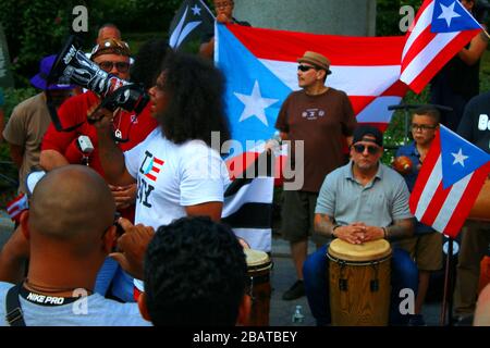 Dutzende von Demonstranten sammelten sich nach dem Rücktritt von Gouverneur Ricardo A. Rosselló von Puerto Rico am 24. JULI 2019 auf dem Union Square in Manhattan in New Stockfoto