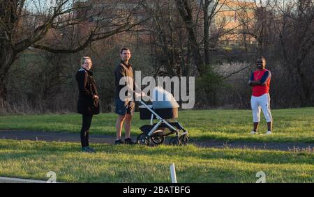 Coronavirus COVID-19, multiethnische Menschen, die soziale Distanzierung praktizieren, 27. März 2020 Stockfoto