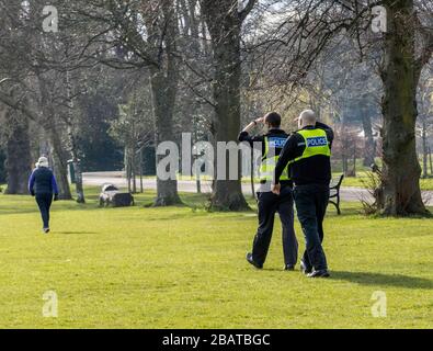 Edinburgh, Großbritannien. 29. März 2020 abgebildet: Polizeipatrouille Inverleith Park in Edinburgh, um Menschen, die sich während der Covid-19-Krise in kleinen Gruppen versammeln, zu zerstreuen. Credit: Rich Dyson/Alamy Live News Stockfoto