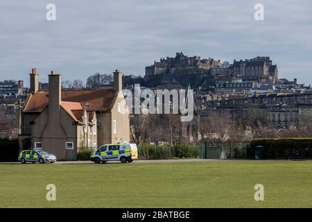 Edinburgh, Großbritannien. 29. März 2020 abgebildet: Polizeipatrouille Inverleith Park in Edinburgh, um Menschen, die sich während der Covid-19-Krise in kleinen Gruppen versammeln, zu zerstreuen. Credit: Rich Dyson/Alamy Live News Stockfoto