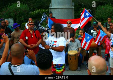 Dutzende von Demonstranten sammelten sich nach dem Rücktritt von Gouverneur Ricardo A. Rosselló von Puerto Rico am 24. JULI 2019 auf dem Union Square in Manhattan in New Stockfoto