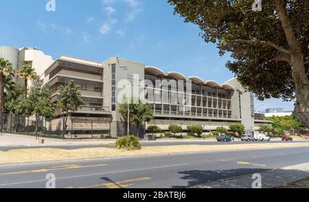 Distrikt Six, Kapstadt, Südafrika. Dezember 2019. Außenansicht der Cape Peninsula University of Technology, District Six Campus, Zonnebloem. Stockfoto