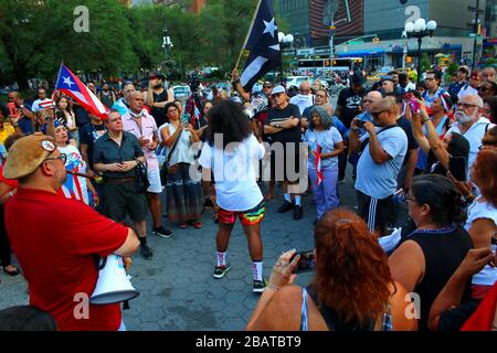 Dutzende von Demonstranten sammelten sich nach dem Rücktritt von Gouverneur Ricardo A. Rosselló von Puerto Rico am 24. JULI 2019 auf dem Union Square in Manhattan in New Stockfoto
