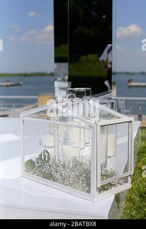 Hochzeitskasten mit Meer im Hintergrund. Stockfoto