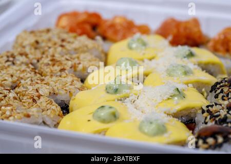 Sushi und Brötchen Lieferung nach Hause. Krpny-Plan. Sesam, Lachs, Käse. Stockfoto