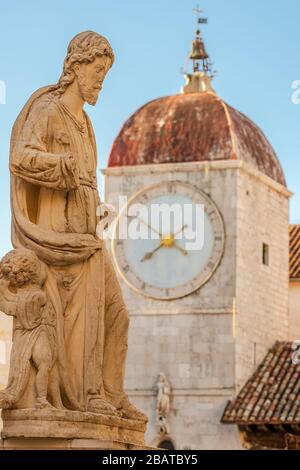Statue des heiligen Laurentius mit Uhrturm im Hintergrund in Trogir, Kroatien