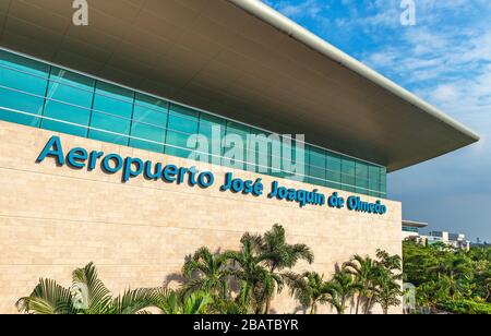 Fassade des modernen Flughafens José Joaquin de Olmedo von Guayaquil mit einem botanischen Garten. Das Tor zu den Galapagos-Inseln, Ecuador. Stockfoto