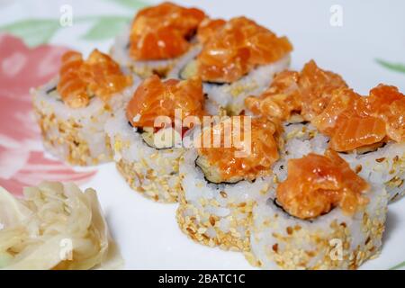 Sushi und Brötchen Lieferung nach Hause. Krpny-Plan. Sesam, Lachs, Käse. Stockfoto