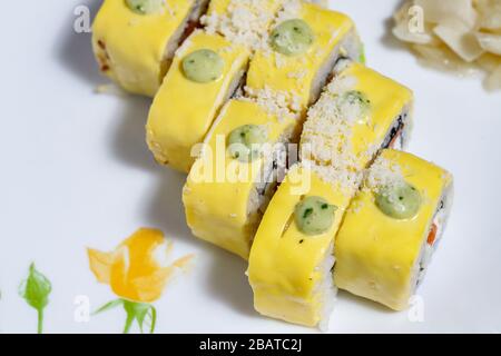 Sushi und Brötchen Lieferung nach Hause. Krpny-Plan. Sesam, Lachs, Käse. Stockfoto