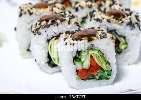 Sushi und Brötchen Lieferung nach Hause. Krpny-Plan. Sesam, Lachs, Käse. Stockfoto