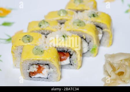 Sushi und Brötchen Lieferung nach Hause. Krpny-Plan. Sesam, Lachs, Käse. Stockfoto