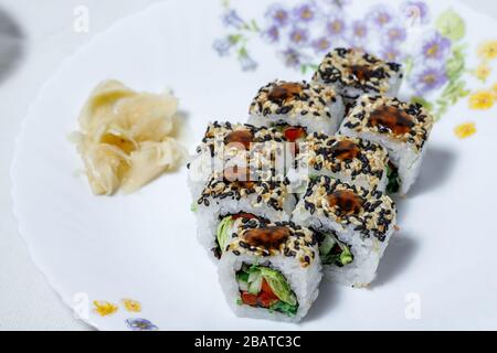 Sushi und Brötchen Lieferung nach Hause. Krpny-Plan. Sesam, Lachs, Käse. Stockfoto