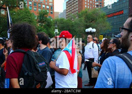Dutzende von Demonstranten sammelten sich nach dem Rücktritt von Gouverneur Ricardo A. Rosselló von Puerto Rico am 24. JULI 2019 auf dem Union Square in Manhattan in New Stockfoto