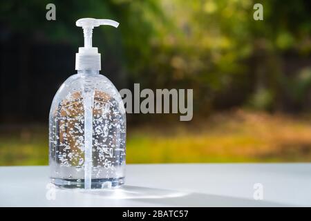 Antiseptisches Handgel und N95-Maske auf weißem Tisch, Gesundheitskonzept Stockfoto