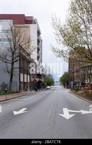 Asheville, USA. März 2020. Eine normalerweise befahrene Straße ist während der Anordnung des Coronavirus Stay-at-home in Asheville, NC, USA leer. Credit: Gloria Good/Alamy Live News Stockfoto