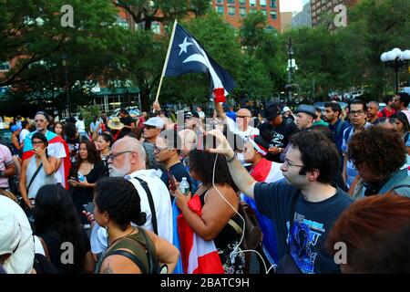 Dutzende von Demonstranten sammelten sich nach dem Rücktritt von Gouverneur Ricardo A. Rosselló von Puerto Rico am 24. JULI 2019 auf dem Union Square in Manhattan in New Stockfoto