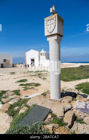 Markstein mit Wappen von Heinrich dem Seefahrer in Fortaleza de Sagres, Fort von Henry dem Seefahrer, Sagres, Algarve, Portugal Stockfoto