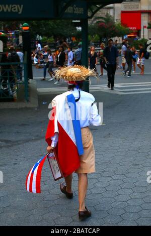 Dutzende von Demonstranten sammelten sich nach dem Rücktritt von Gouverneur Ricardo A. Rosselló von Puerto Rico am 24. JULI 2019 auf dem Union Square in Manhattan in New Stockfoto