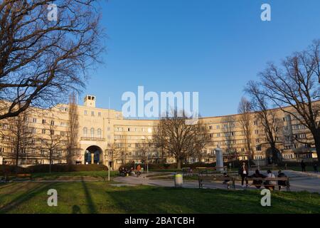 Wien, Wien: Wohnanlage Gemeindebau Karl-Seitz-Hof, im 21. Floridsdorf, Wien, Österreich Stockfoto