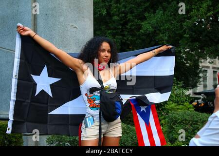 Dutzende von Demonstranten sammelten sich nach dem Rücktritt von Gouverneur Ricardo A. Rosselló von Puerto Rico am 24. JULI 2019 auf dem Union Square in Manhattan in New Stockfoto