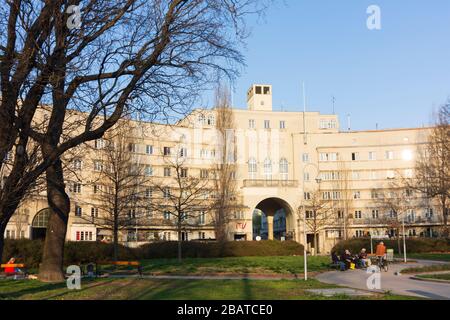 Wien, Wien: Wohnanlage Gemeindebau Karl-Seitz-Hof, im 21. Floridsdorf, Wien, Österreich Stockfoto