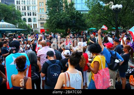 Dutzende von Demonstranten sammelten sich nach dem Rücktritt von Gouverneur Ricardo A. Rosselló von Puerto Rico am 24. JULI 2019 auf dem Union Square in Manhattan in New Stockfoto