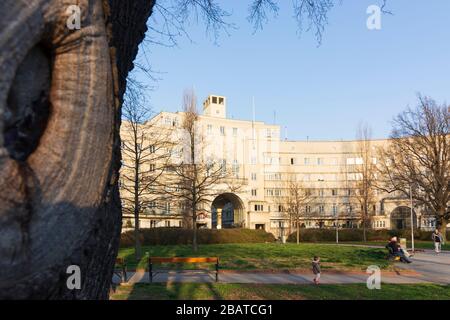 Wien, Wien: Wohnanlage Gemeindebau Karl-Seitz-Hof, im 21. Floridsdorf, Wien, Österreich Stockfoto