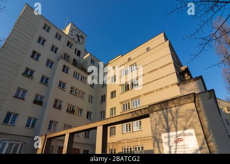 Wien, Wien: Wohnanlage Gemeindebau Karl-Seitz-Hof, im 21. Floridsdorf, Wien, Österreich Stockfoto