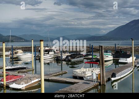 Segelboote bewölkt am See. Yachts und Boote im Jachthafen. Stockfoto