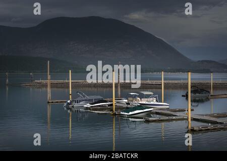 Segelboote bewölkt am See. Yachts und Boote im Jachthafen. Stockfoto