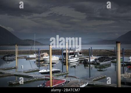 Segelboote bewölkt am See. Yachts und Boote im Jachthafen. Stockfoto