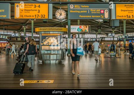 Amsterdam Schiphol Niederlande August 2018, Flughafen mit Passagieren während der Feriensaison in den Niederlanden auf dem Flughafen Stockfoto