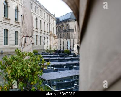 Leere Tische und Stühle in Dresden wegen Coronavirus Lockdown COVID-19 leeres Restaurant Gastronomie Stockfoto