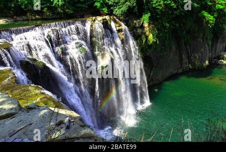 Blick auf den malerischen Regenbogen Shifen Wasserfall Taiwan Stockfoto