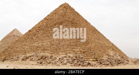 Die Pyramide von Menkaure auf dem Giza-Plateau in Kairo, Ägypten. Das antike Bauwerk steht vor der großen Pyramide von Gizeh. Stockfoto