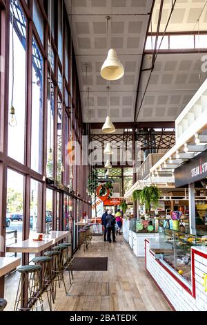 Mercado Lonja del Barranco - Gourmet-Lebensmittelmarkt in einem verzinkten Gebäude aus dem 19. Jahrhundert, ehemaliger Fischmarkt, Sevilla, Andalusien, Spanien Stockfoto