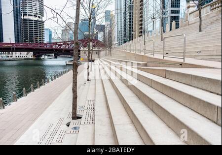 Leere Treppen auf dem Chicago Riverwalk im Winter Stockfoto