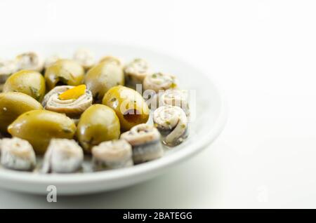 Marinierte Sardellen mit Zitronenessig Olivenöl Petersilie und grüne Oliven, Fischappetithäppchen Stockfoto